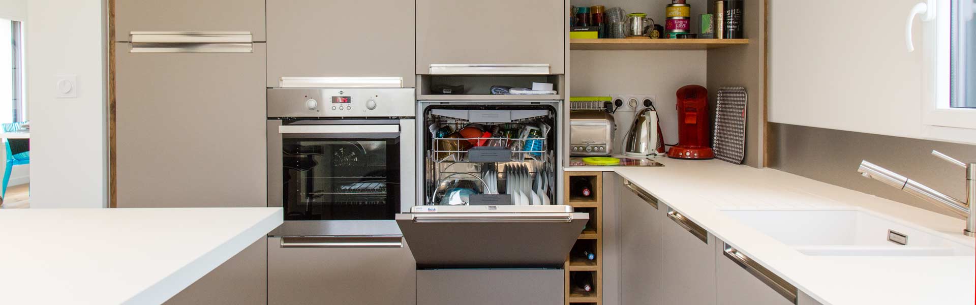 Une cuisine à la Baule combinant un maximum de rangement tout en gardant de la légèreté Une cuisine à la Baule combinant un maximum de rangement tout en gardant de la légèreté