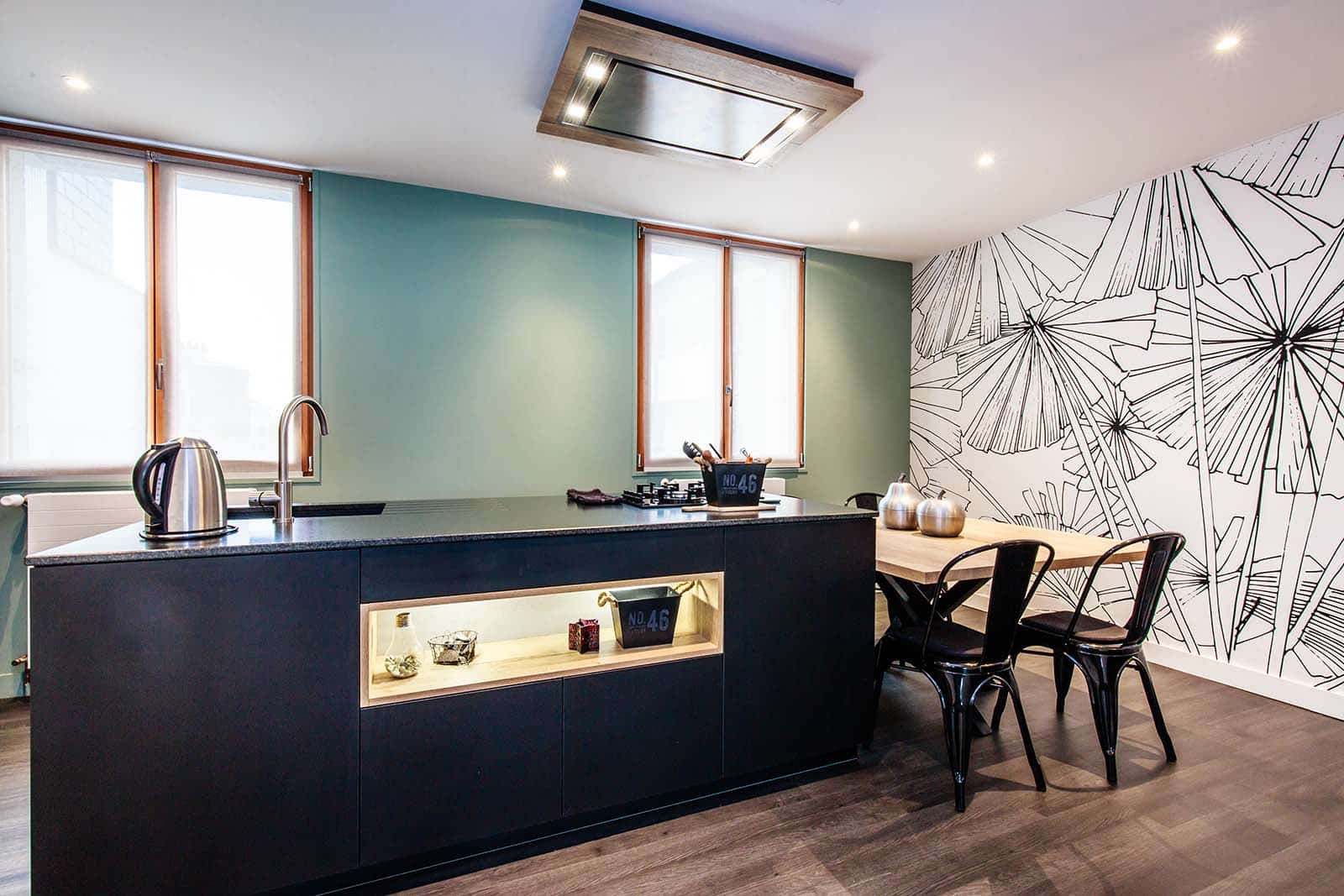 Cuisine contemporaine sur mesure à Guérande avec façades sans poignée et électroménager intégré.