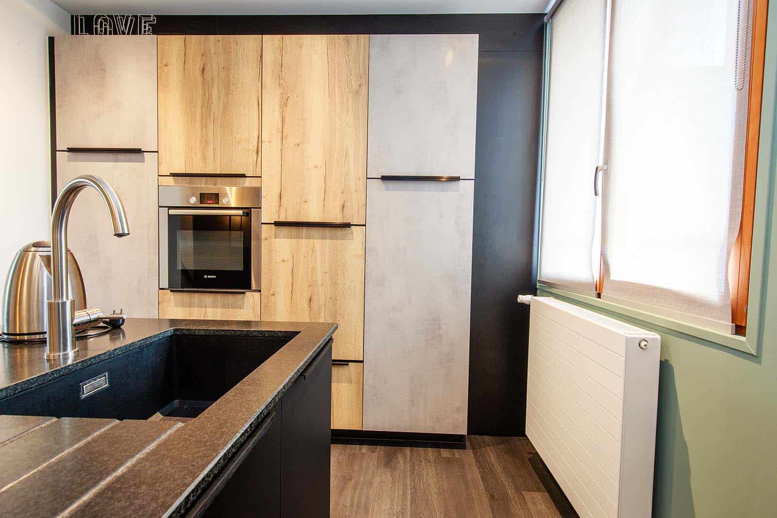 Rénovation cuisine appartement Guérande en sur‑mesure avec façades mates et plan de travail minéral.