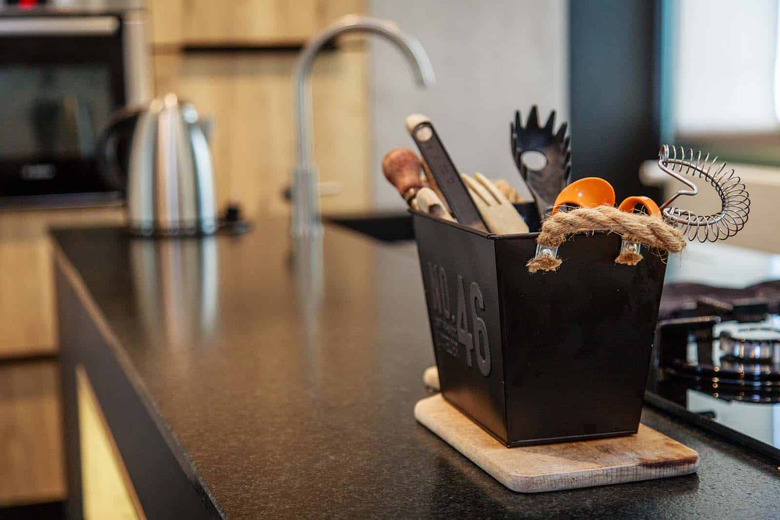 Plan de travail continu et zone de cuisson compacte pour rénovation cuisine appartement à Guérande.